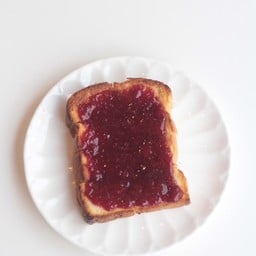 ขนมปังอบหน้าแยมสตรอว์เบอร์รี่