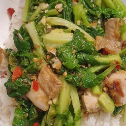 ข้าวแขนงหมูกรอบไข่ดาว