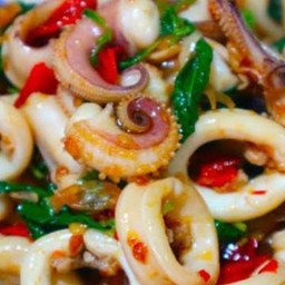 กะเพราปลาหมึกราดข้าว