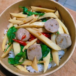 ผัดหน่อไม้ลูกชิ้น