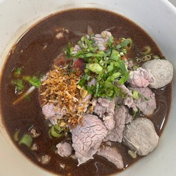 ก๋วยเตี๋ยวเนื้อ มาม่า 2 ก้อน (เนื้อสด+เนื้อสับ+ลูกชิ้นเนื้อโฮเด้ง)