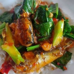 คะน้าปลากระป๋องราดข้าว