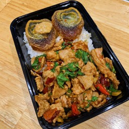 กะเพราไข่เยี่ยวม้า (ราดข้าว)