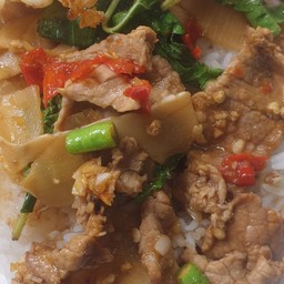 ข้าวกระเพราเนื้อใส่หน่อไม้เปรี้ยวไข่ดาว