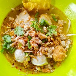 ก๋วยเตี๋ยวต้มยำลูกชิ้นปลา