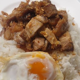 ข้าวหมูกรอบทอดกระเทียมไข่ดาว