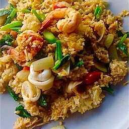 ข้าวผัดทะเล ใส่ไข่ กุ้ง 3 ตัว ปลาหมึก 3 ชิ้น