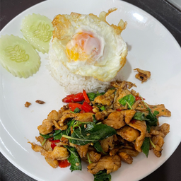 ข้าวกะเพราไก่ไข่ดาว