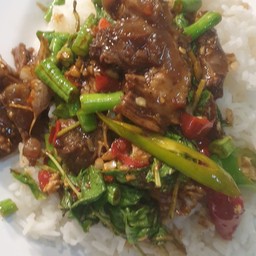 ข้าวกะเพราเนื้อเปื่อยไข่ดาว
