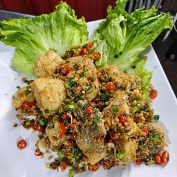 เนื้อปลากะพงผัดพริกเกลือ