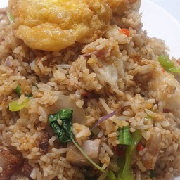 ข้าวกระเพราหมูคลุกข้าวไข่ดาว