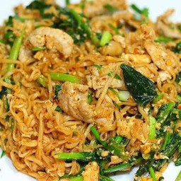 ผัดมาม่าต้มยำไก่