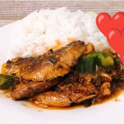 กะเพราปลากะป๋องราดข้าว