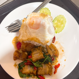 ข้าวราดกะเพราหมูกรอบไข่ดาว