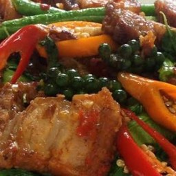 ผัดขี้เมาหมูกรอบราดข้าว