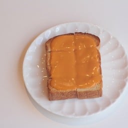 ขนมปังอบหน้าดิปลาวาไข่เค็ม