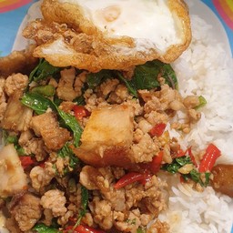 ข้าวกะเพราหมูสับไข่ดาว