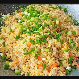 ข้าวผัดเนื้อ