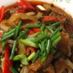 หมูกรอบผัดพริกเผาราดข้าว