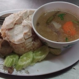 ร้านข้าวมันไก่หญิงเปิ้ล-ข้างศูนย์บเพลิงไว้เฉลิม