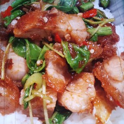กะเพราหมูกรอบไข่ดาว