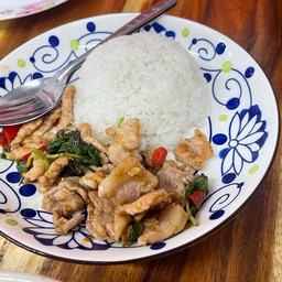 ข้าวราดผัดกระเพรา(เลือกเนื้อสัตว์ข้างใน)