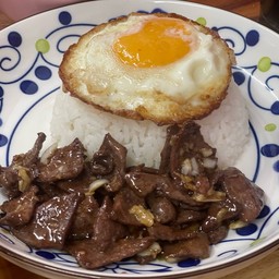 ข้าวราดตับหมูผัดกระเทียม