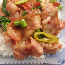 ข้าวกะเพราเบค่อนไข่ดาว