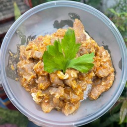 ข้าวหมูชิ้นผัดซอสสุกี้ไข่นุ่ม