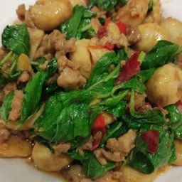 ข้าวกระเพาลูกชิ้นหมูสับ