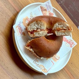 Bagel Cream Cheese With Hot Salsa (เบเกิลครีมชีสและฮอทซัลซ่า)