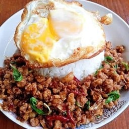 ข้าวกระเพราหมูไข่ดาว