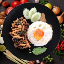 ข้าว กะเพรา เห็ดชิเมจิหมูสับ