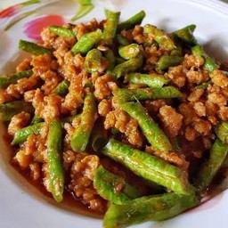 ข้าวผัดพริกแกง แถมไข่ดาวทุกจาน