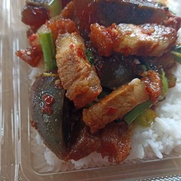 กระเพราหมูกรอบไข่เยี่ยวม้า(ราดข้าว)