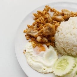 ทอดกระเทียม ราดข้าว