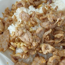 หมูทอดกระเทียมราดข้าว
