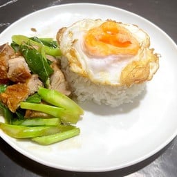 ข้าวคะน้าหมูกรอบ