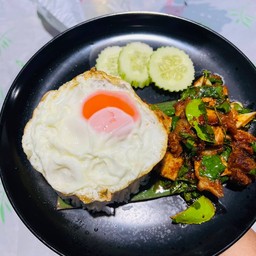 ผัดพริกแกงหมูกรอบกระวานราดข้าว