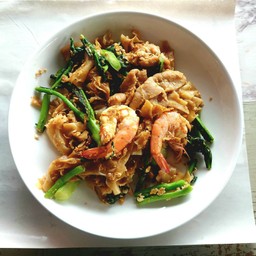 เส้นใหญ่ผัดซีอิิ๊วกุ้งสด