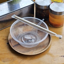 ถ้วยพลาสติก ช้อนและตะเกียบ