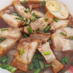 ก๋วยจั๊บหมูกรอบน้ำข้น
