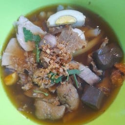ก๋วยจั๊บน้ำข้น  ข้าวหมูแดง กรอบ เล่าจั๊ว
