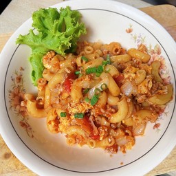 มักกะโรนีผัดไข่ซอสมะเขือเทศหมูสับ