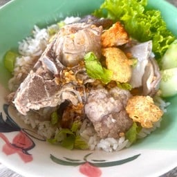 ข้าวต้มแห้ง เล้งใส่หมูเด้ง เครื่องใน หมูกรอบ กากหมู