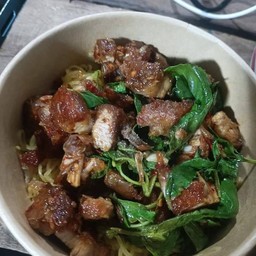 บะหมี่กระเพราหมูกรอบ
