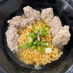 มาม่ารสหมูสับใส่หมู