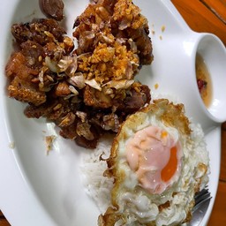 ข้าวหมูกรอบกระเทียม