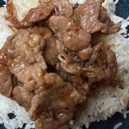 ข้าวผัดหมูชิ้นหวาน