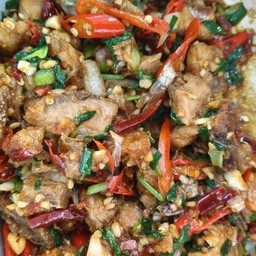 หมูกรอบคั่วพริกเกลือราดข้าว